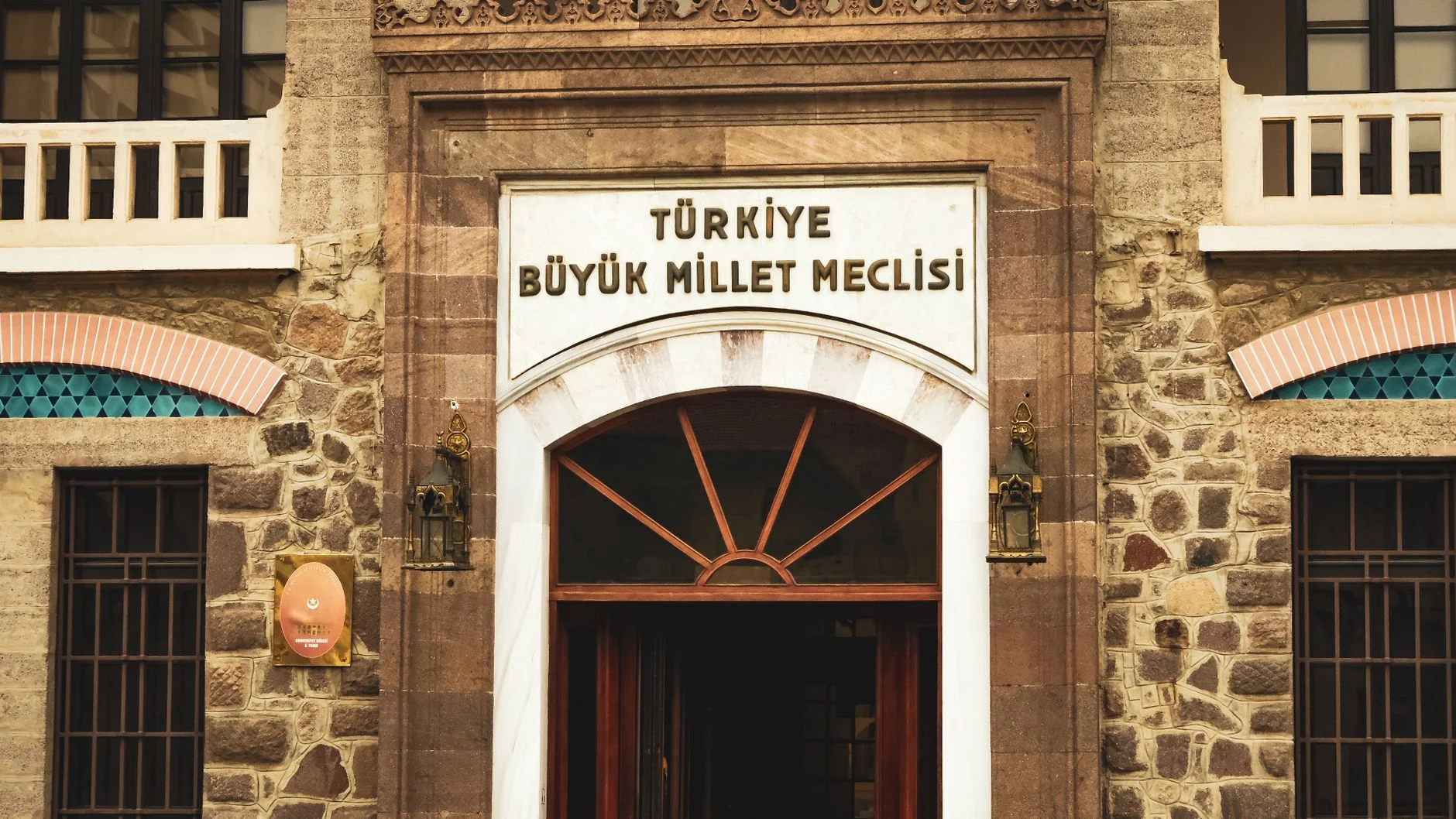 Arif Ahmet Denizolgun Kimdir? Hayatındaki 5 Kritik Dönüm Noktası ve Siyasi Mirası